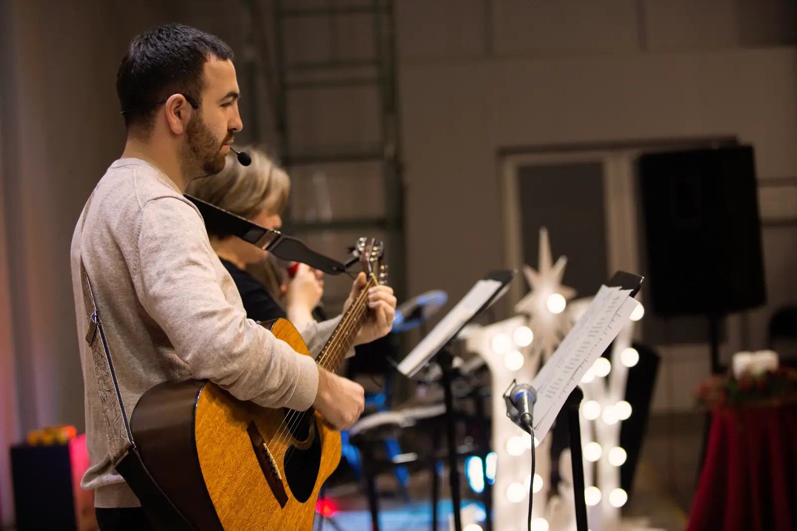 İbadət komandasının gitaraçısı