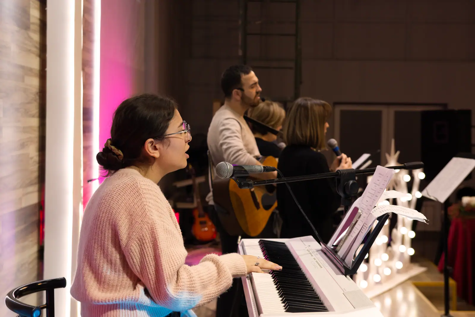 İbadət komandasının pianoçusu